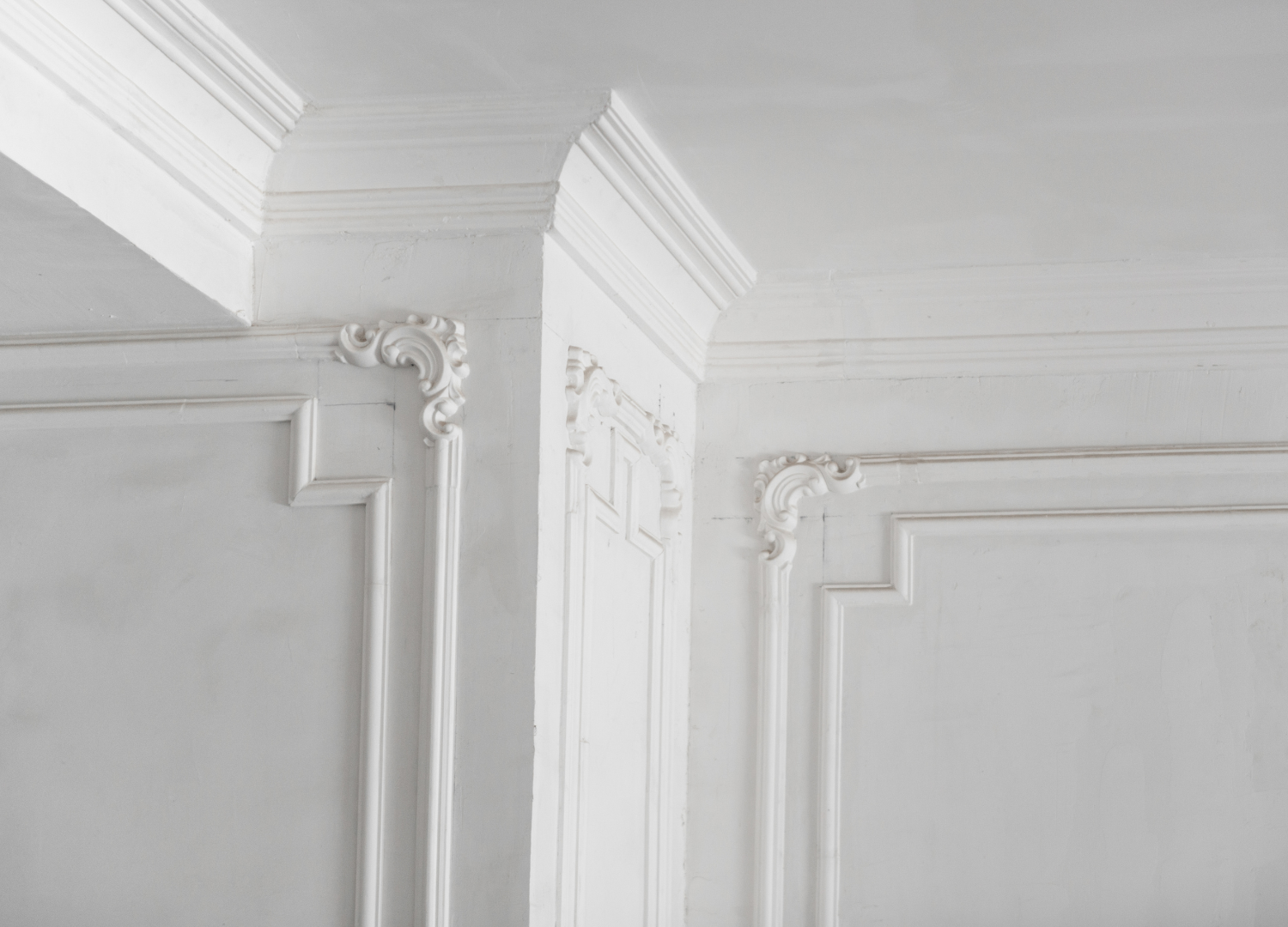 Molduras e Rodapés em Gesso: Finalização de Alto Nível